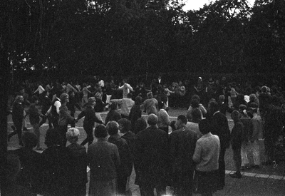 845249 Afbeelding van een kringdans met leerlingen van de IVO-school P.F. van Overbeekeschool (Barnsteenlaan 6) te ...